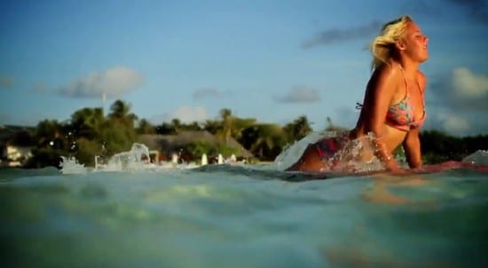 Surfeuses sexy aux Maldives
