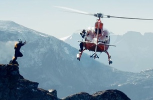 Un base jumper, littéralement en feu, saute d’une falaise de 1200 mètres !