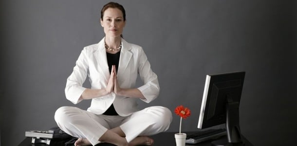 yoga sur le bureau sexy