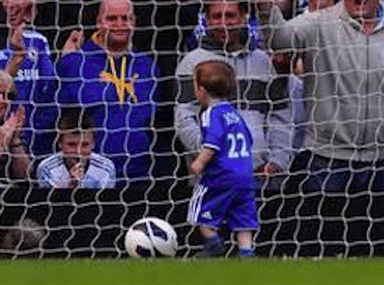 Enfant dans une cage de foot