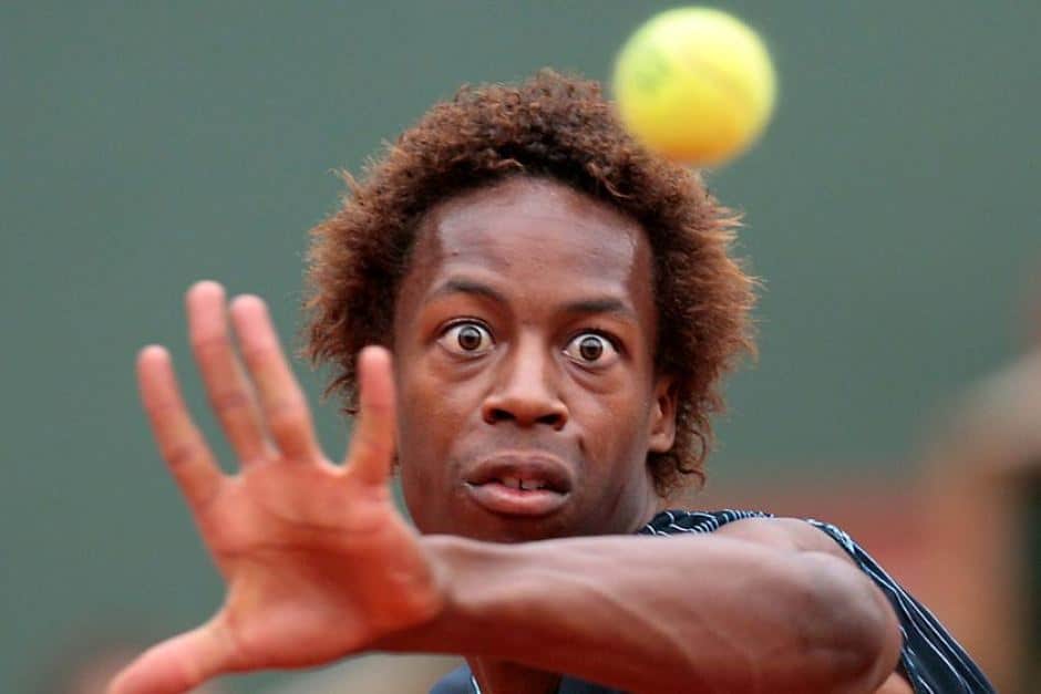 Monfils regarde la balle au moment de la frappe