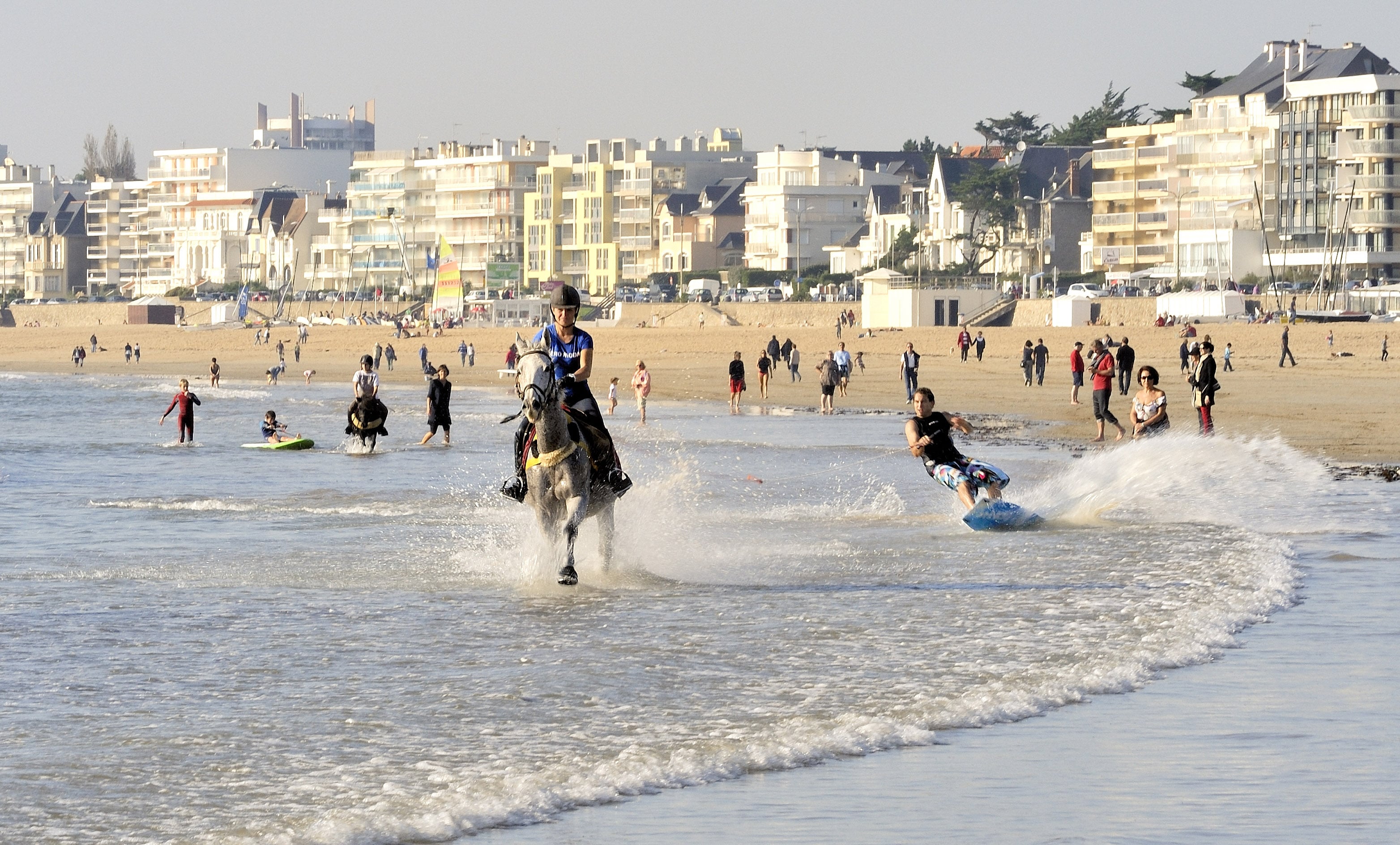 Wakeboard tracté par un cheval plage