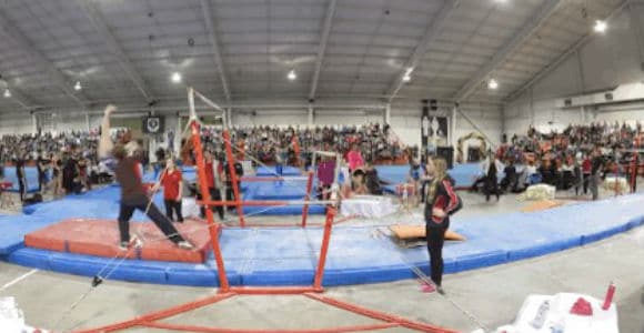 Une médaille d’or en gymnastique remise à un entraineur