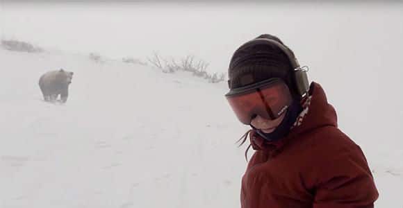 Une snowboardeuse poursuivie par un ours !