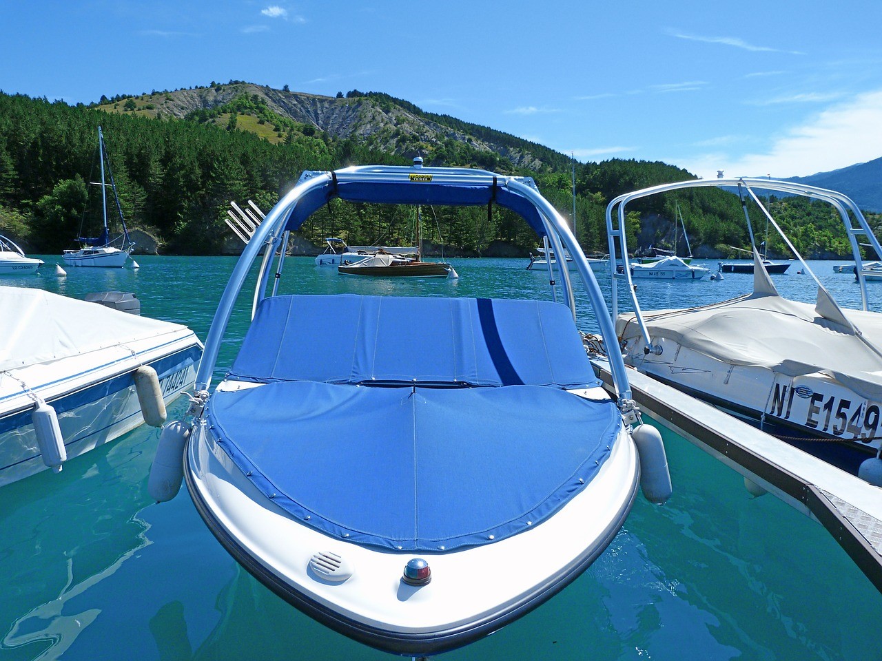 Bateau dans marina