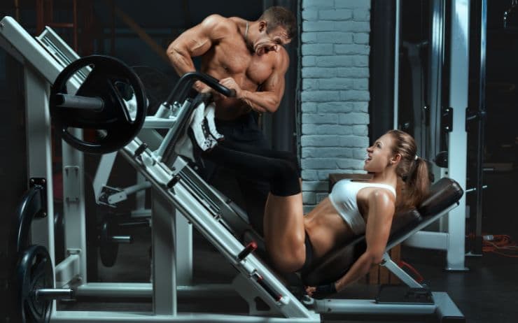 couple à la gym faisant de la musculation