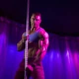 Matt apprend l’art du pole dance avec sa sœur