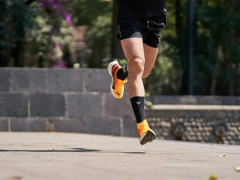 Marche confortable avec des chaussures adaptées au terrain