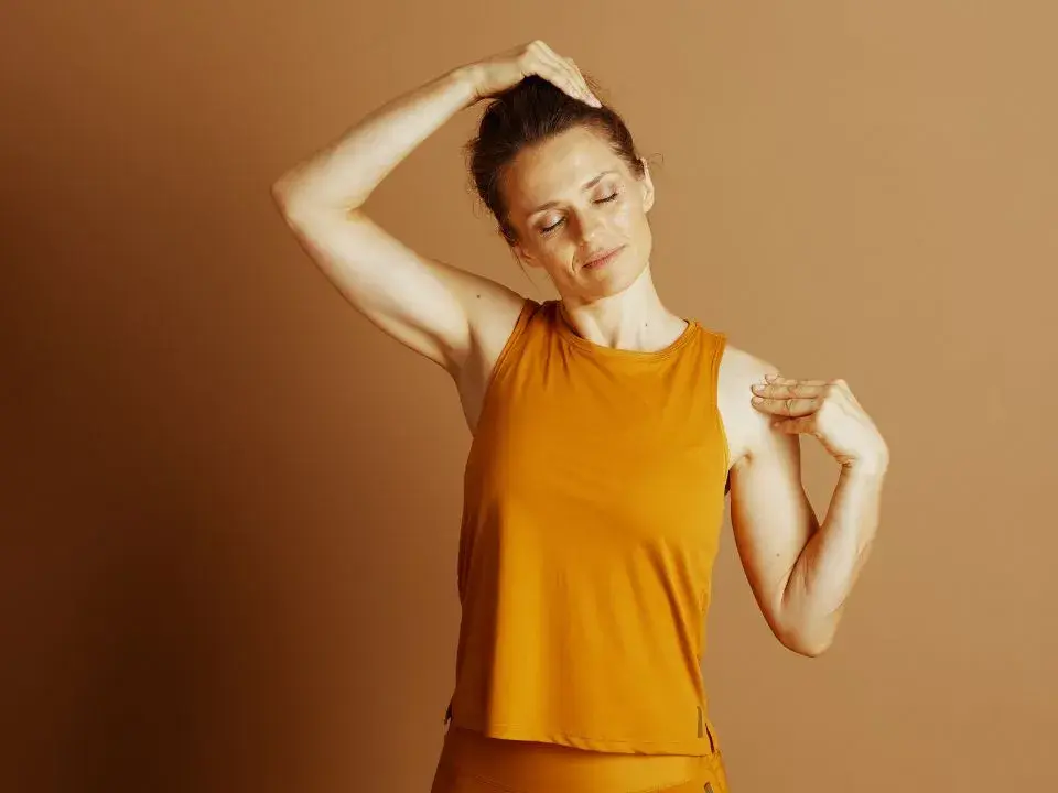Personne adaptant son activité physique en présence de douleurs cervicales