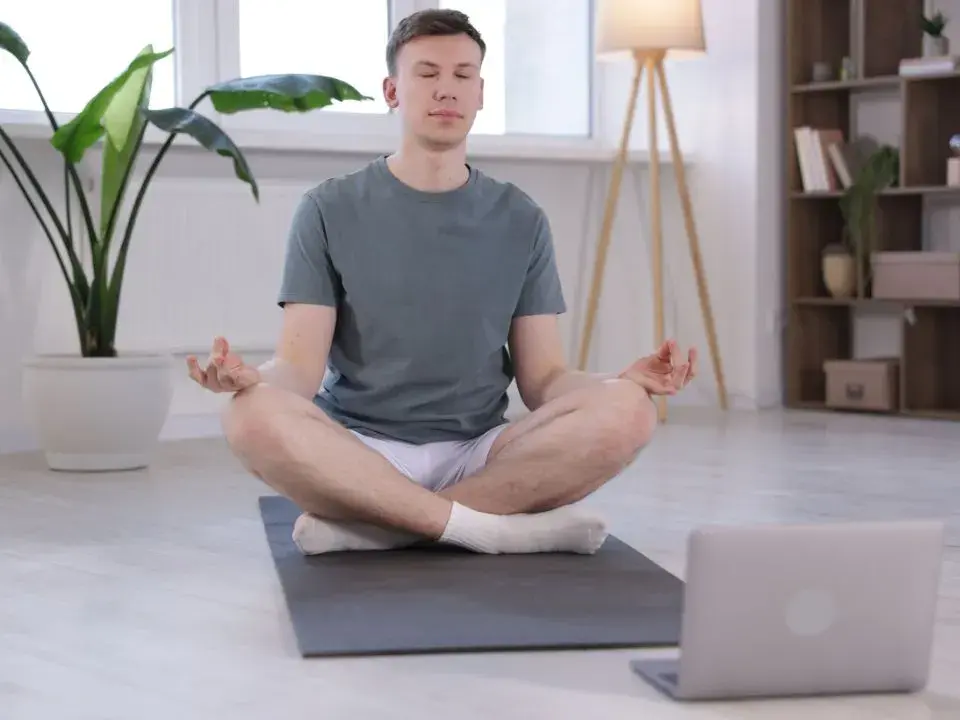 Séance guidée de yoga pour débutant suivie sur smartphone