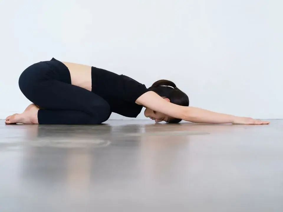 Débutante pratiquant une séance de yoga à domicile avec une application