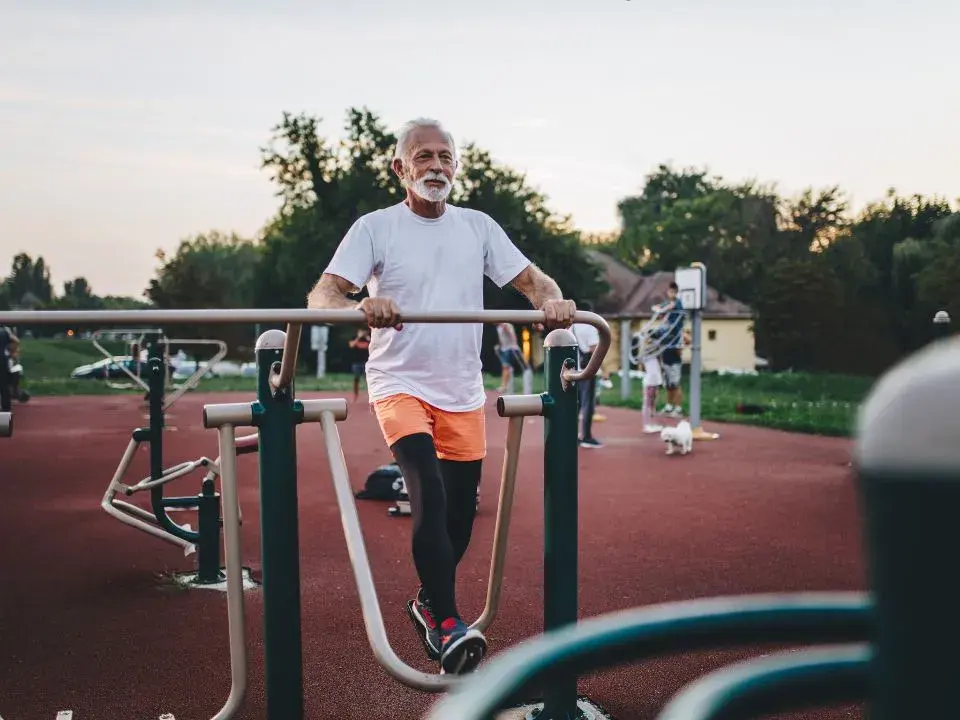 Homme de plus de 50 ans souhaitant réduire son tour de taille