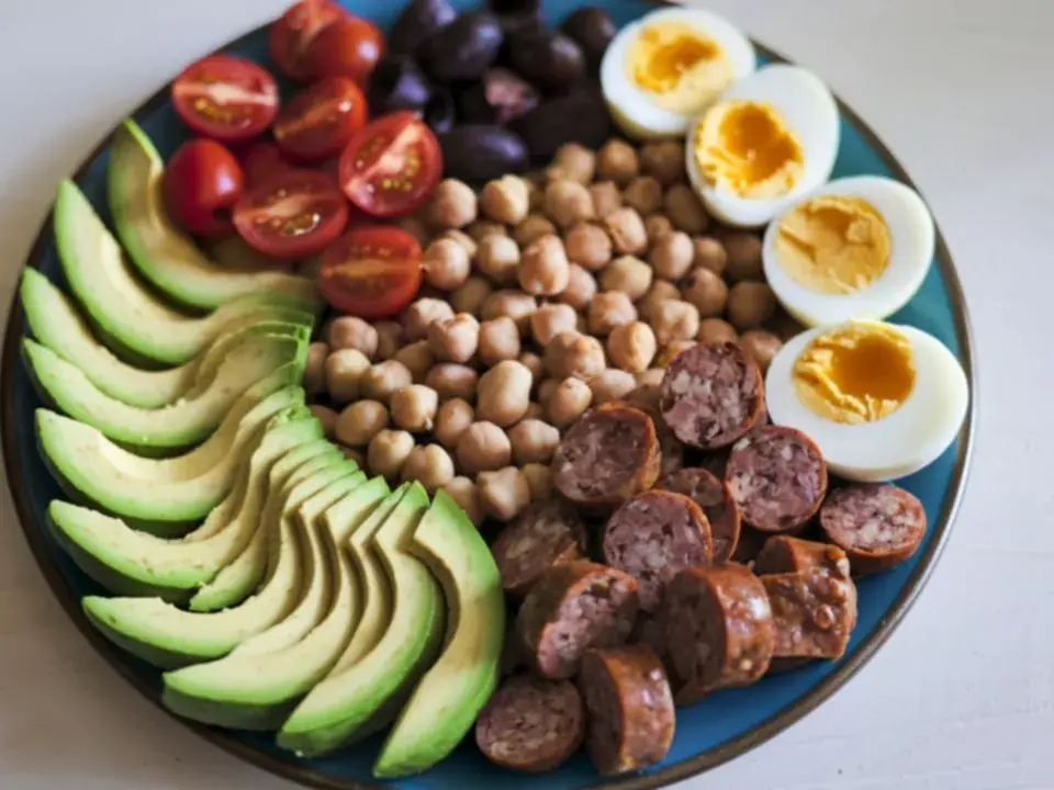 Petit-déjeuner protéiné avec aliments simples et variés