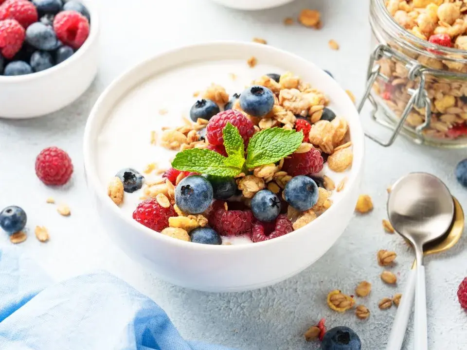 Petit-déjeuner varié contenant plusieurs sources de protéines