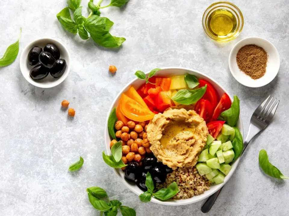 Exemple de menu méditerranéen avec légumes, céréales et aliments variés