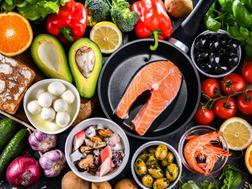 Repas varié inspiré de l’alimentation méditerranéenne