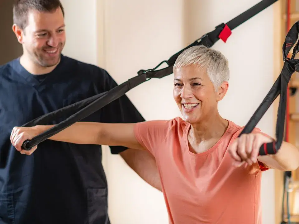 Exercices de renforcement musculaire adaptés à une femme après 50 ans