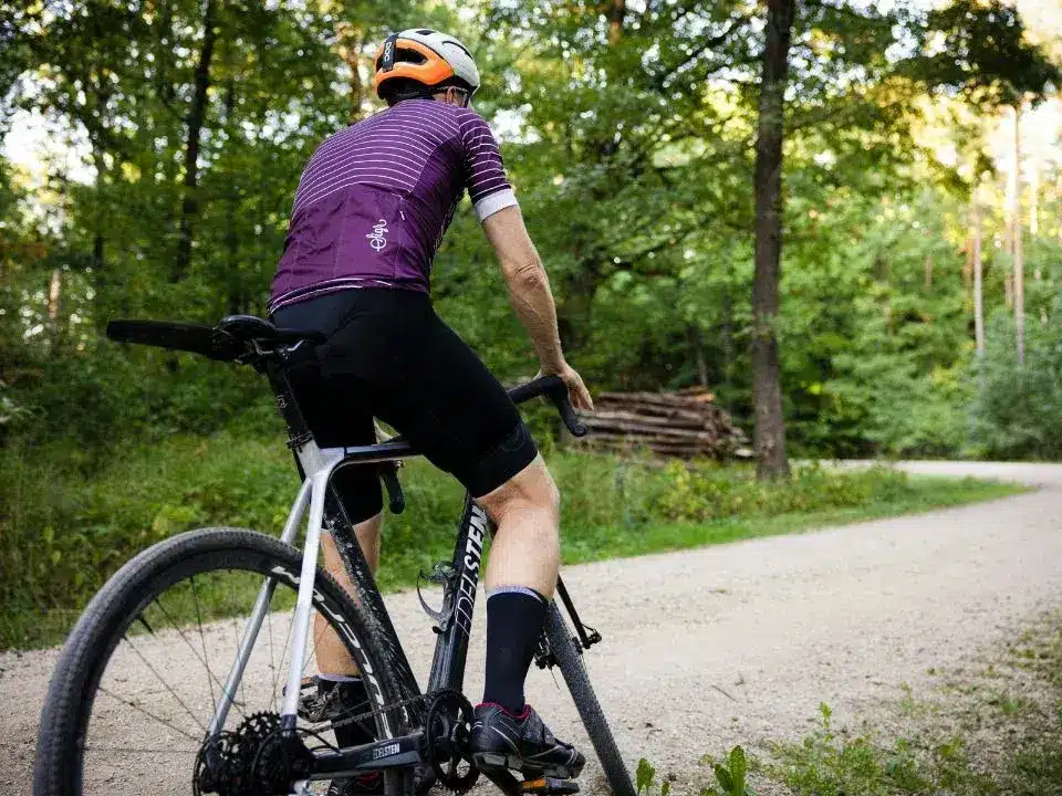 Marche et cardio modéré adaptés à une personne avec hypertension