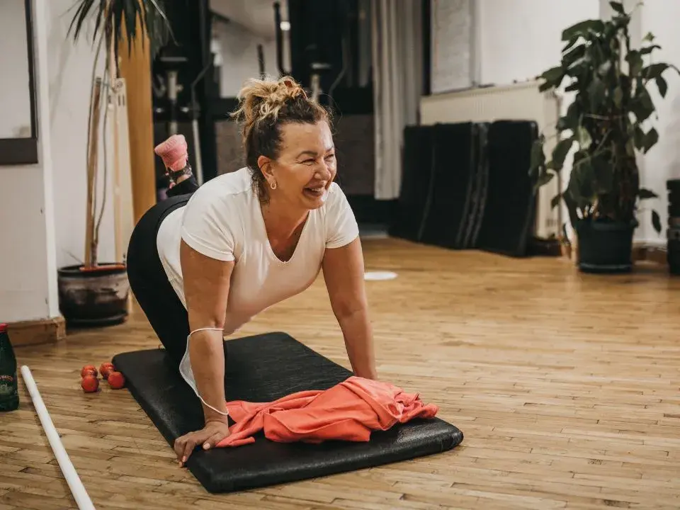 Femme ménopausée réalisant une séance de renforcement musculaire