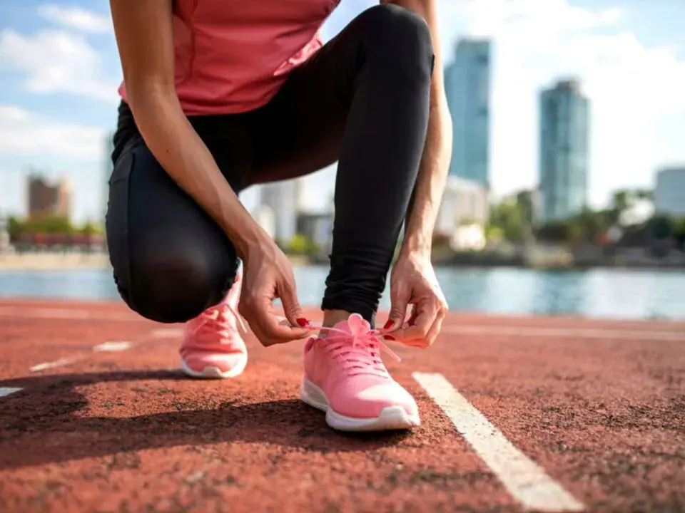 Femme pratiquant une activité physique régulière pendant la ménopause
