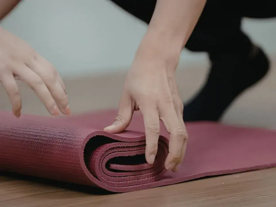 Pratique du yoga sur un tapis offrant amorti et stabilité
