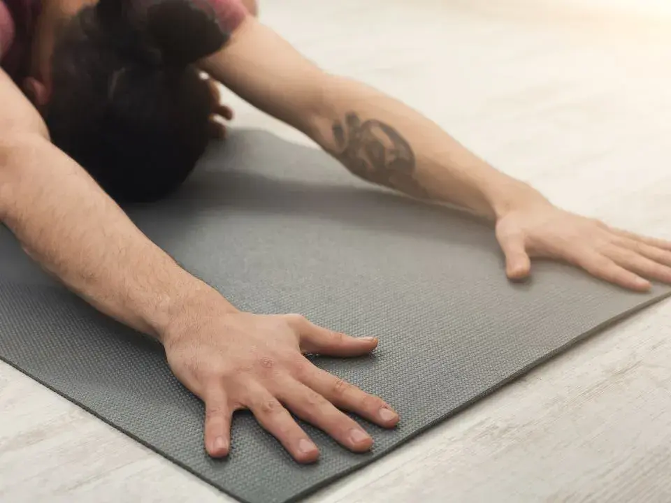 Tapis de yoga épais utilisé pour une pratique confortable au sol