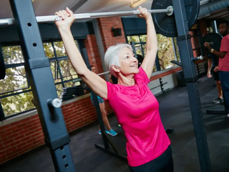Femme de plus de 50 ans réalisant une séance de renforcement musculaire